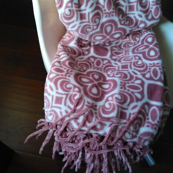 NWT Oversized Decorative Medallion Throw - Picture 3 of 9